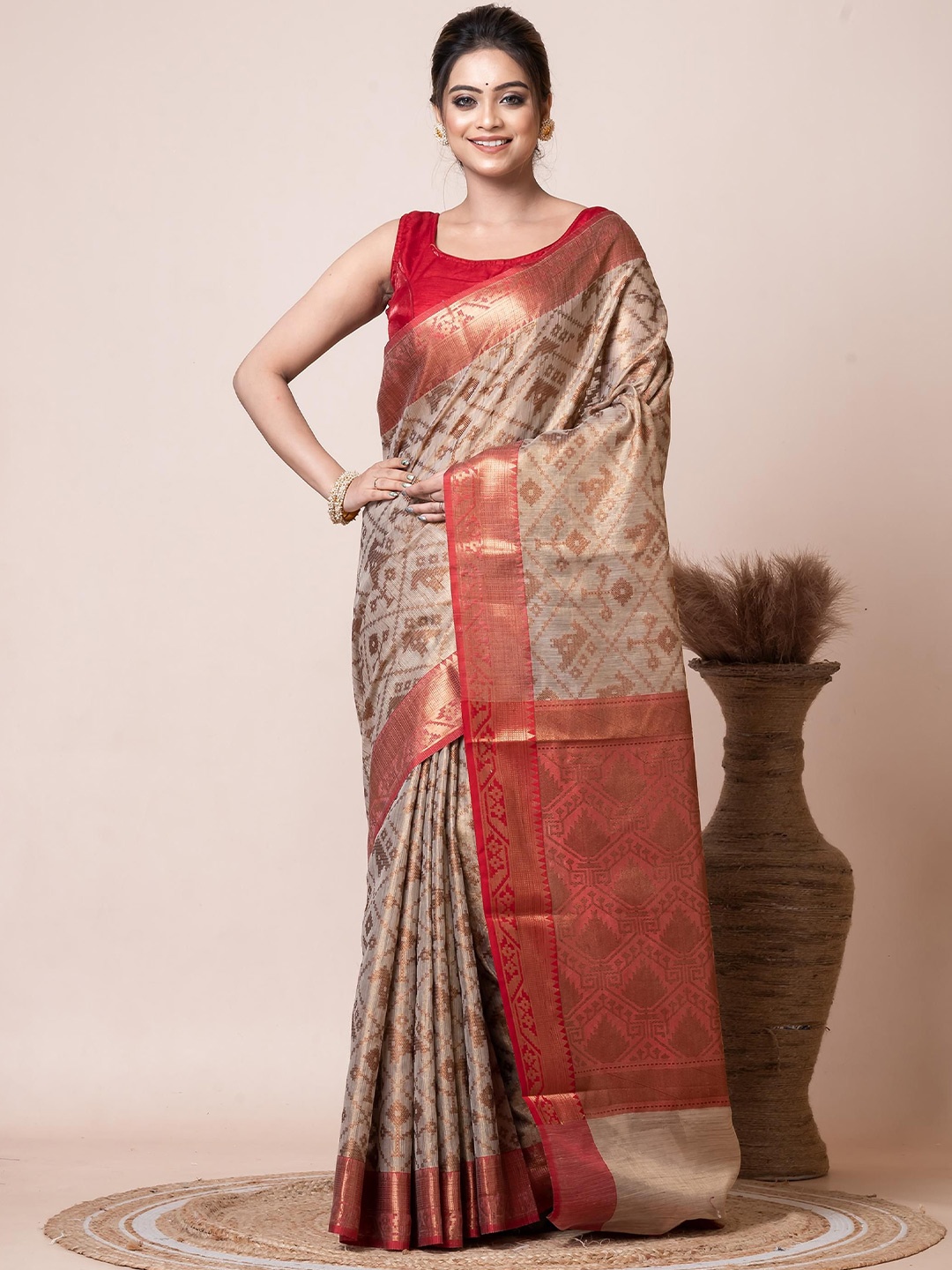 

VIBHAVARI Woven Design Zari Saree with Design saree with red zari border, Beige