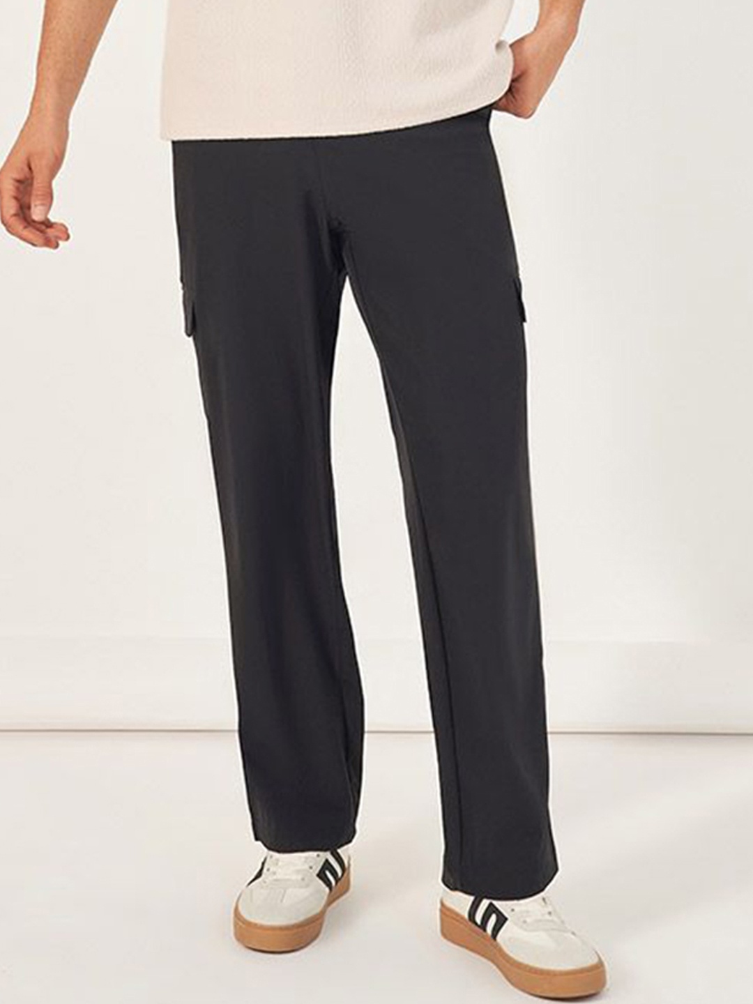 

Styli Men Solid Relaxed Fit Welt Flap Trousers, Black
