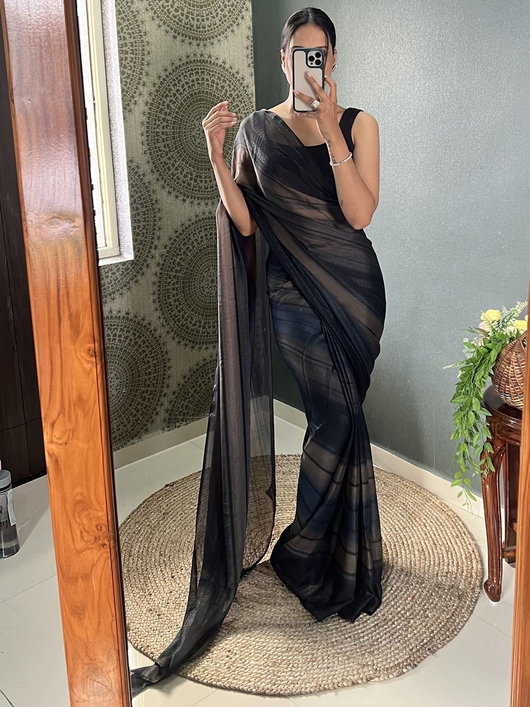 

KAYOMMI Striped Pure Crepe Ready to Wear Saree, Black