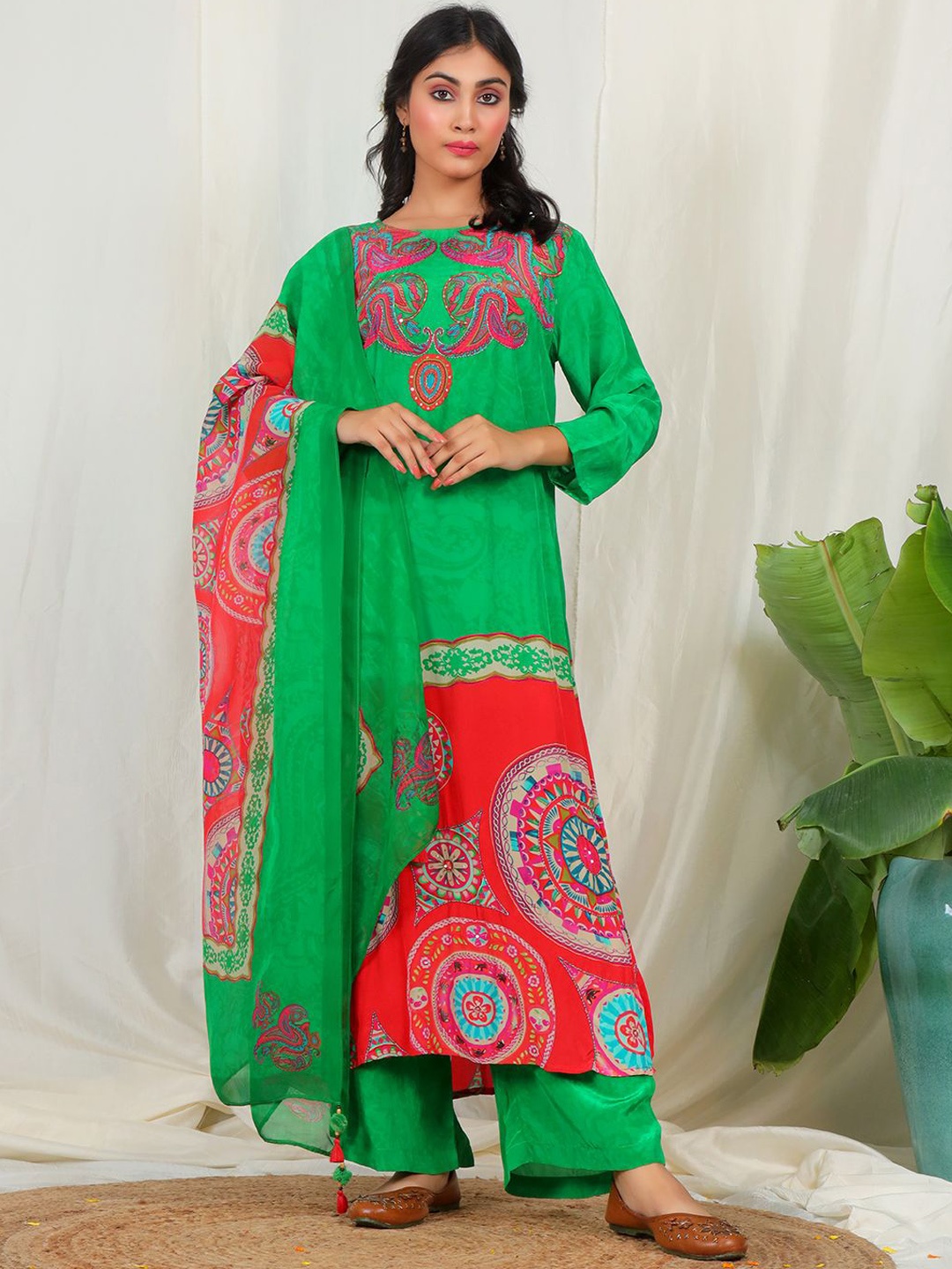 

EARTH O FAB Women Printed Regular Silk Crepe Kurta with Palazzos & With Dupatta, Green