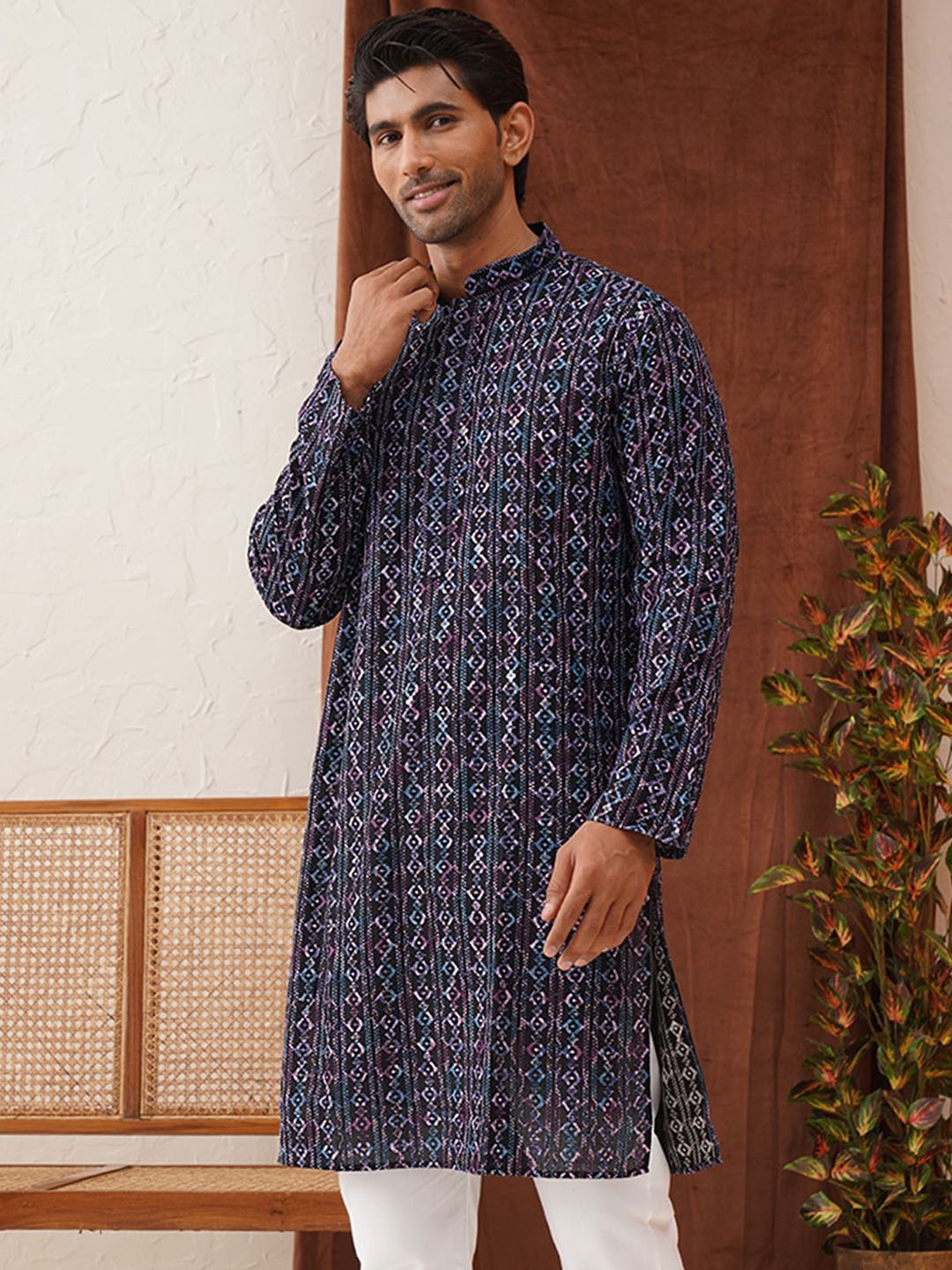 

Jompers Men Geometric Embroidered Sequinned Kurta, Navy blue