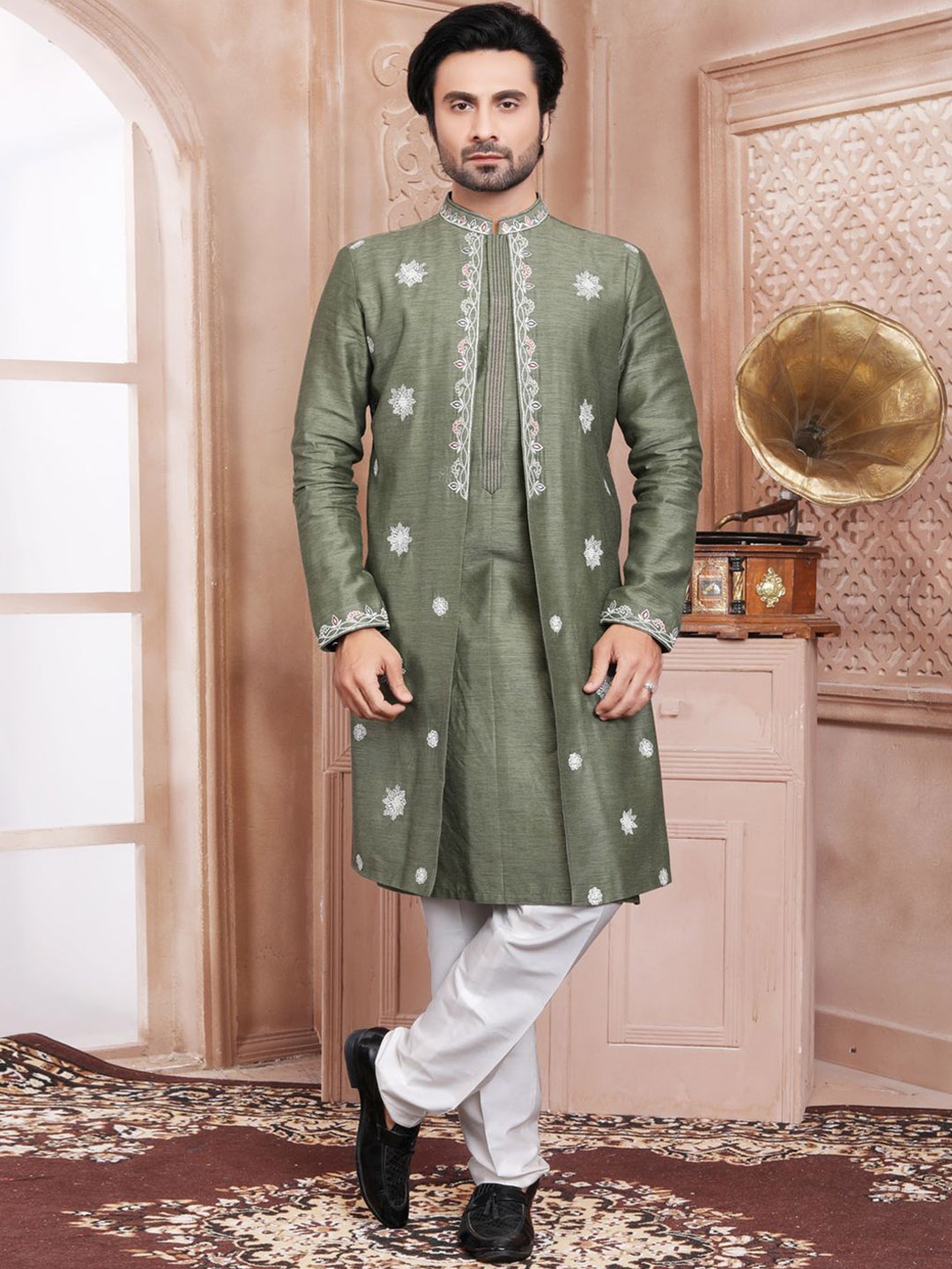 

EVASTRO Floral Embroidered Mandarin Collar Pure Cotton Straight Kurta With Pyjama, Green