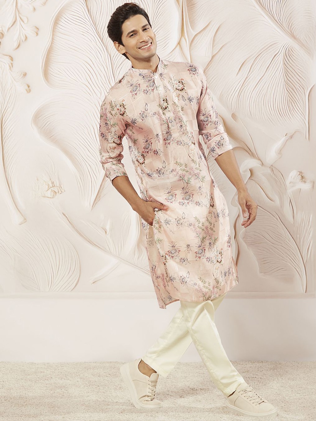 

VASTRAMAY Men Floral Printed Regular Kurta with Trousers, Pink