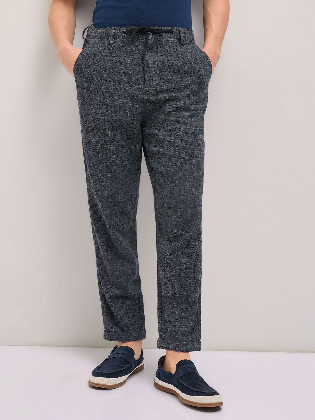 

THE BEAR HOUSE Men Textured Tapered Fit Pleated Chinos Trousers, Grey