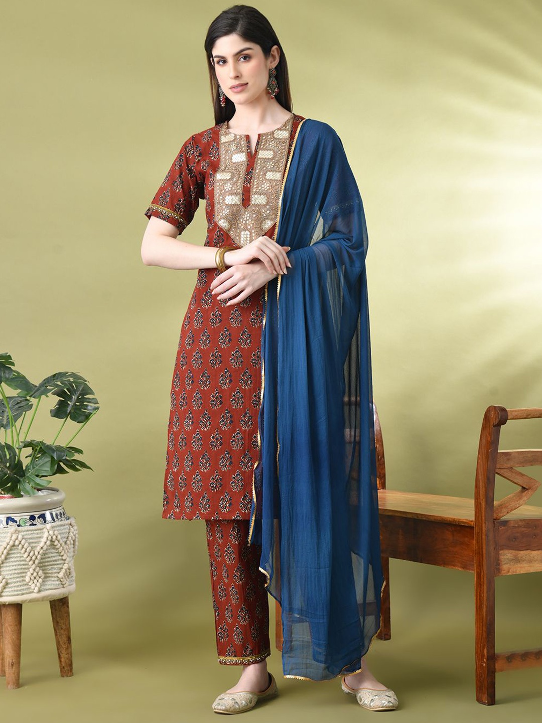 

Sangria Floral Printed Straight Kurta & Trouser With Dupatta, Red