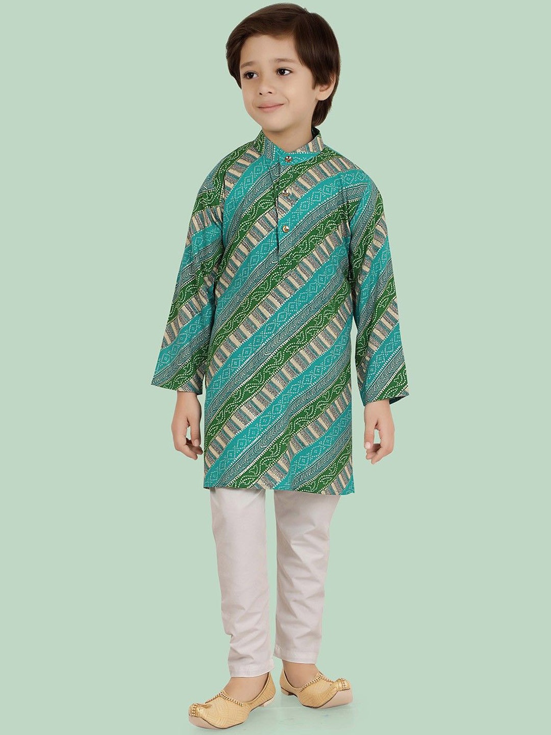 

Ethniks Neu-Ron Boys Bandhani Printed Regular Pure Cotton Kurta with Pyjamas, Green