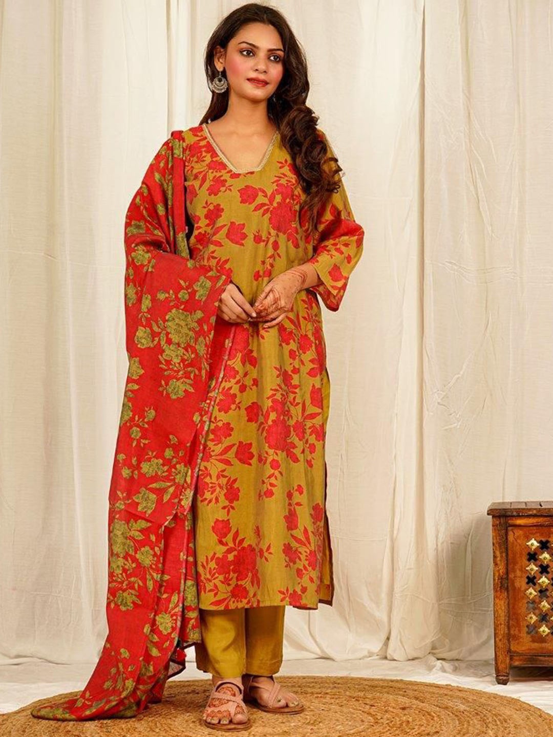 

EARTH O FAB Floral Printed Regular Chanderi Silk A-Line Kurta with Palazzos & Dupatta, Olive