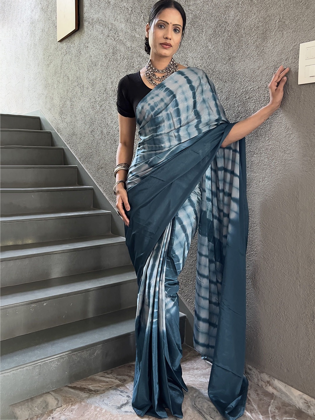 

KAYOMMI Tie and Dye Satin Ready to Wear Saree, White