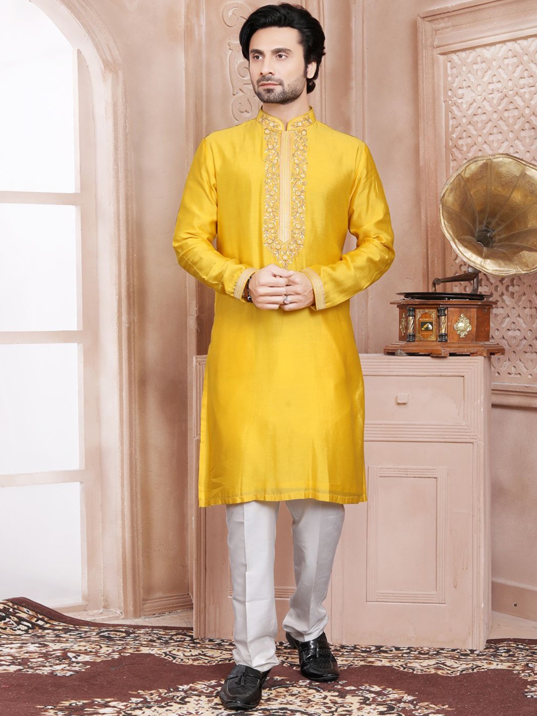 

EVASTRO Ethnic Motifs Embroidered Regular Pure Cotton Straight Kurta with Pyjamas, Yellow