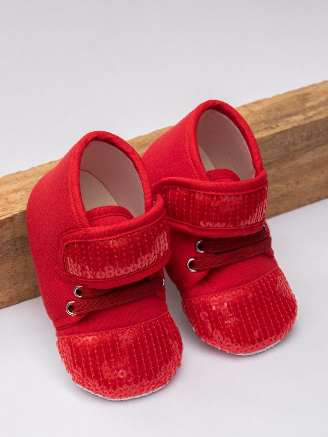 

Daizy Girls Textured Suede Sneakers, Red
