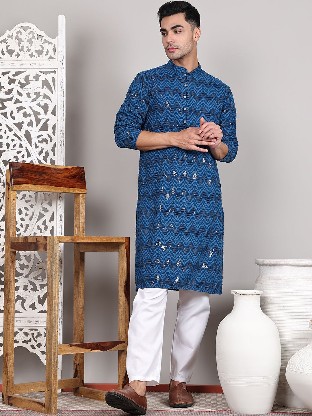 

Jompers Men Embroidered Regular Sequinned Kurta with Pyjamas, Blue