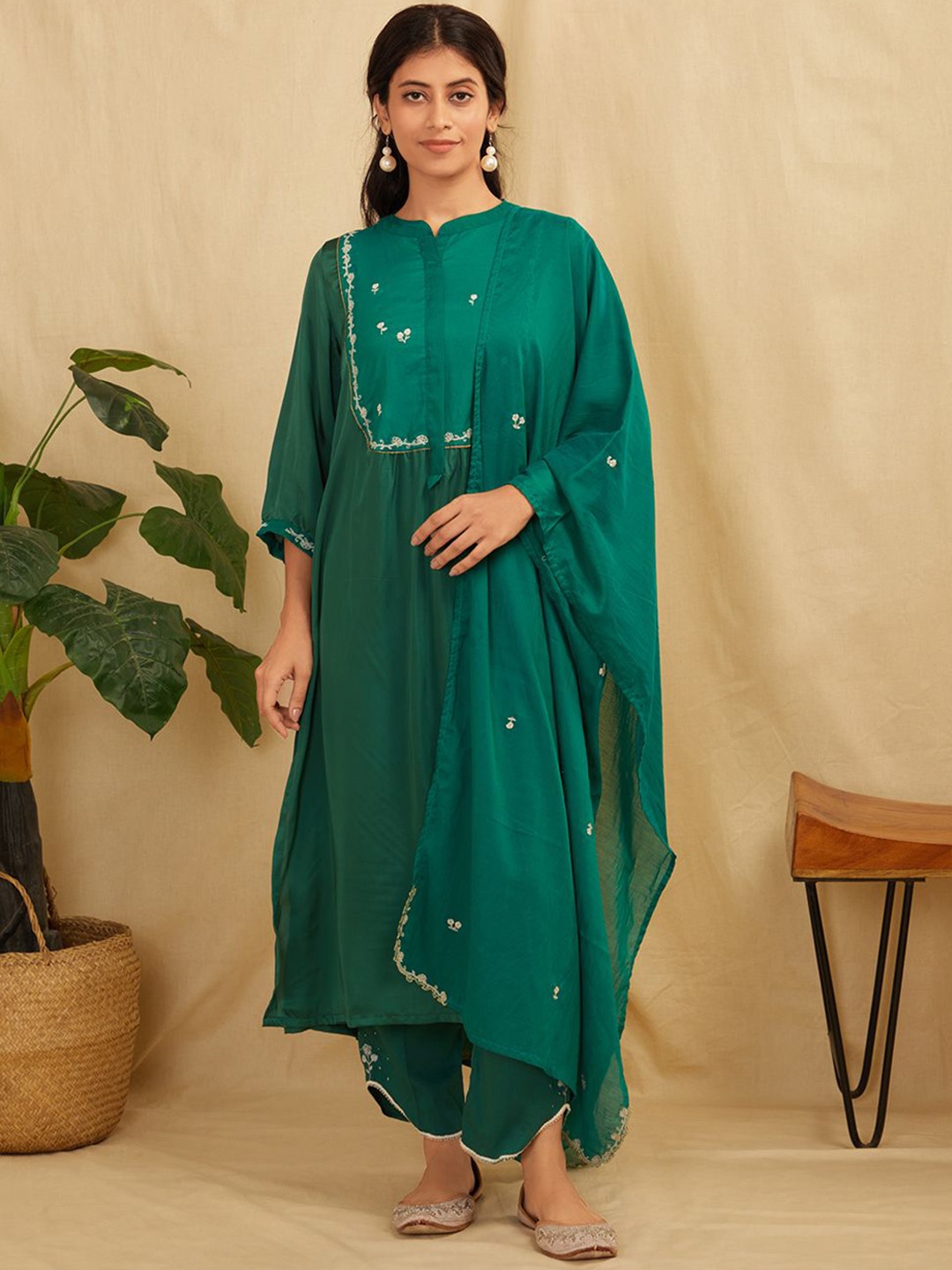 

zuri Floral Embroidered Regular Satin Straight Kurta With Trouser & Dupatta, Green