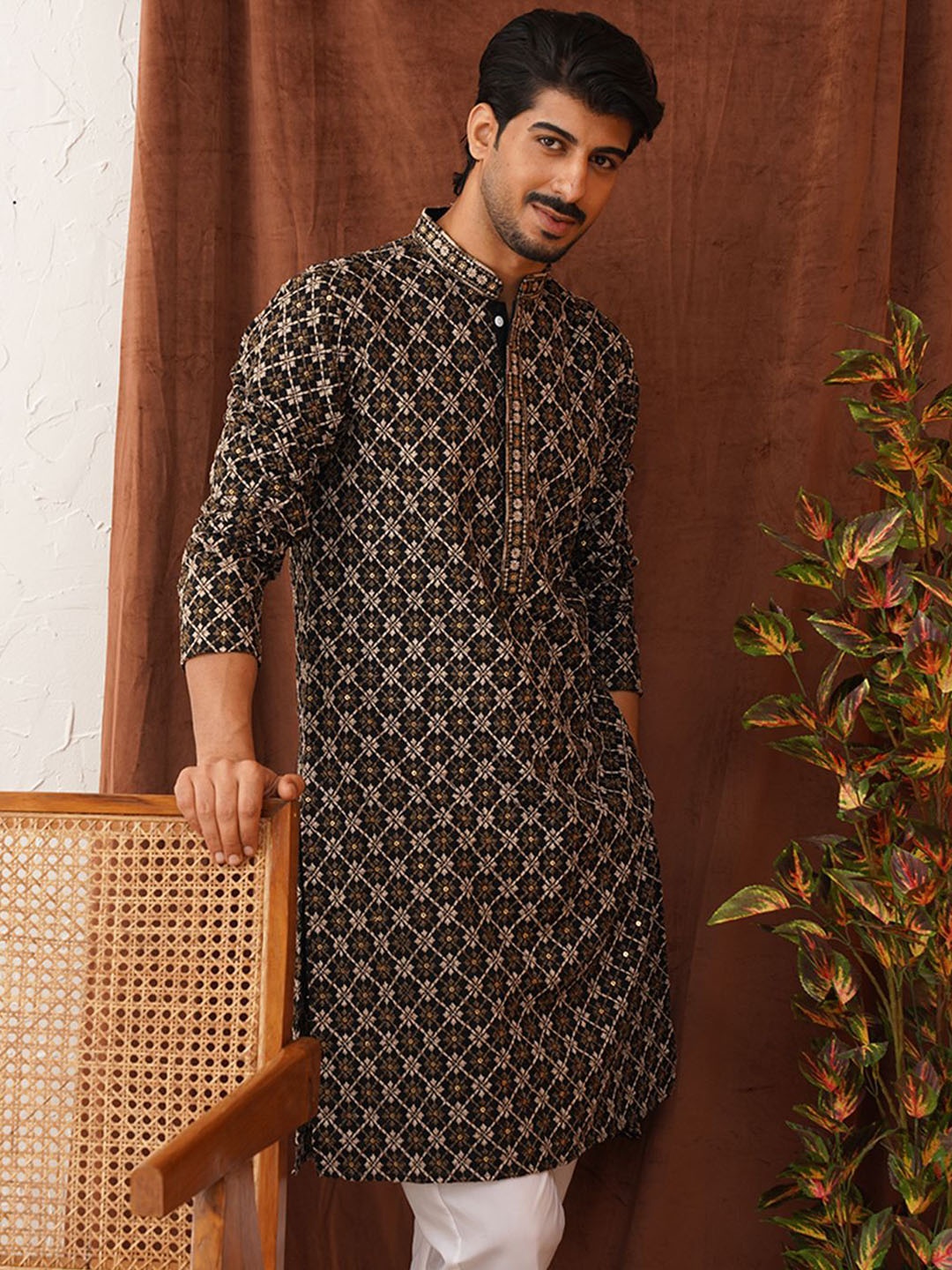 

Jompers Men Geometric Embroidered Sequinned Kurta, Black