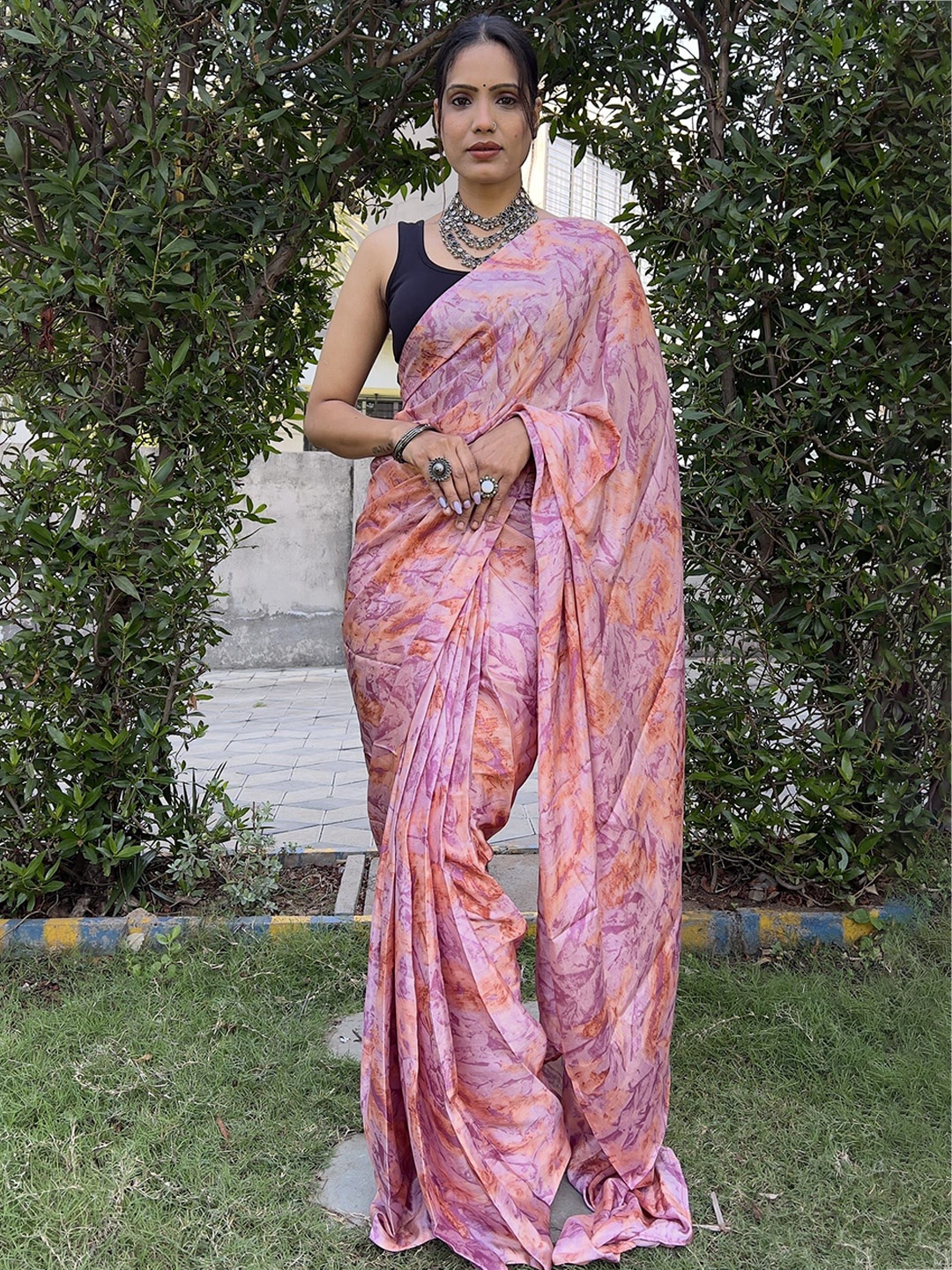 

KAYOMMI Satin Abtract Printed Ready to Wear Saree, Pink
