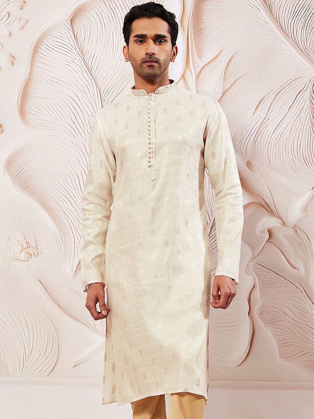 

VASTRAMAY Men Embroidered Kantha Work Jacquard Kurta, Cream