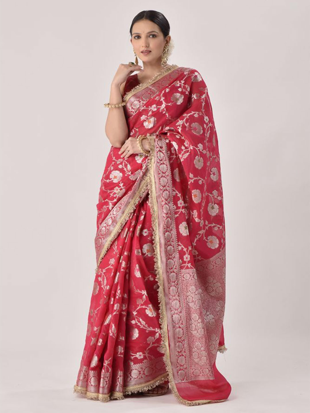 

sutra attire Woven Design Zari Silk Blend Banarasi Saree, Red