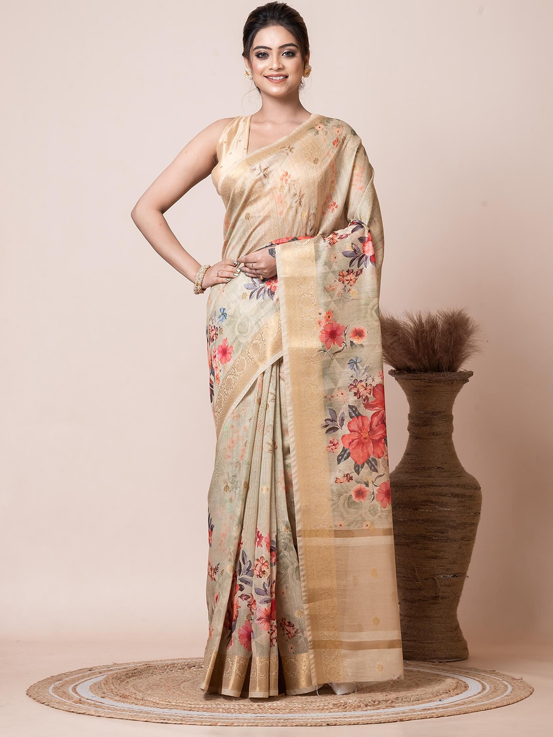 

VIBHAVARI Floral Printed Zari Saree, Green