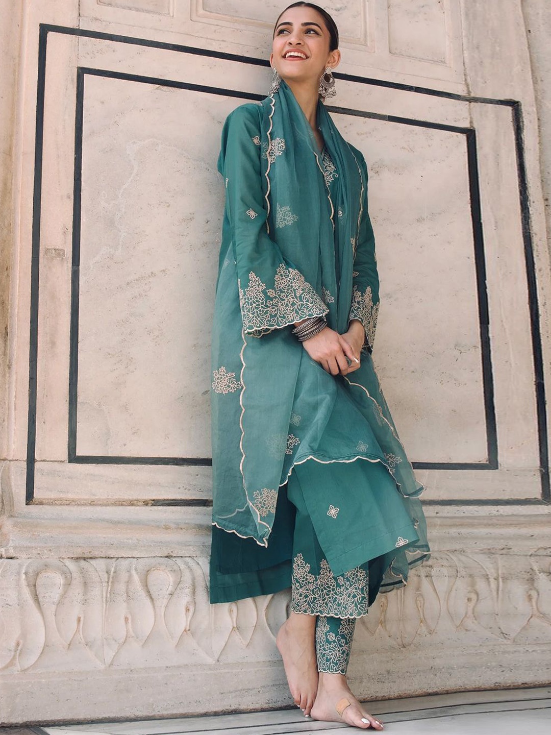 

DIVASTRI Floral Embroidered Regular Straight Kurta with Palazzos & Dupatta, Green