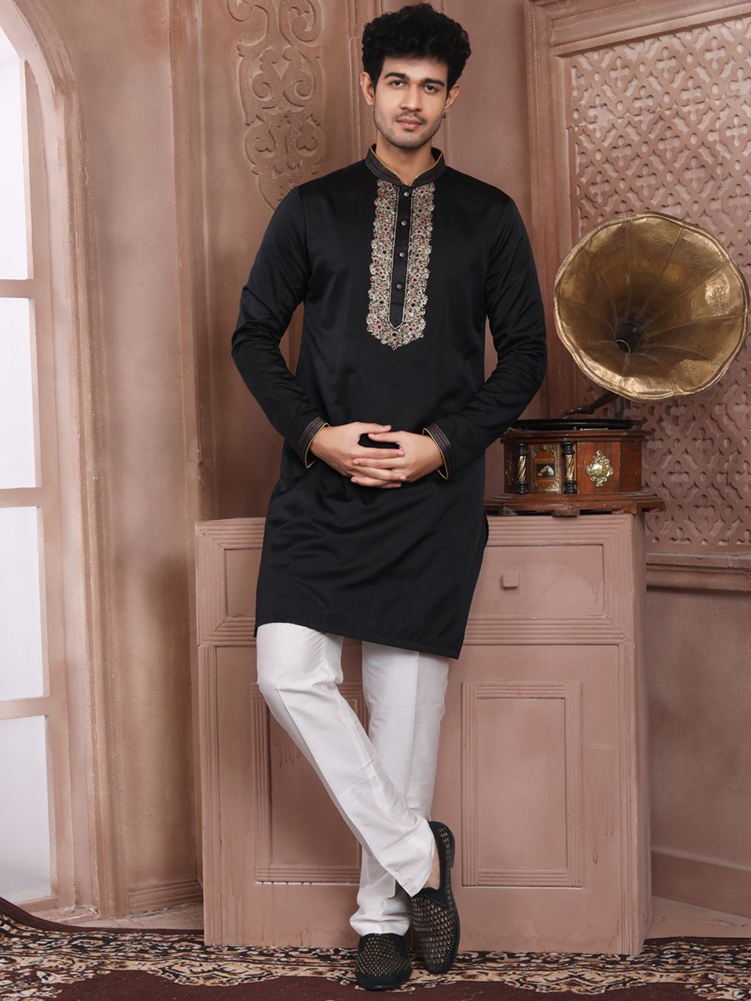 

EVASTRO Ethnic Motifs Embroidered Mandarin Collar Pure Cotton Straight Kurta With Trousers, Black