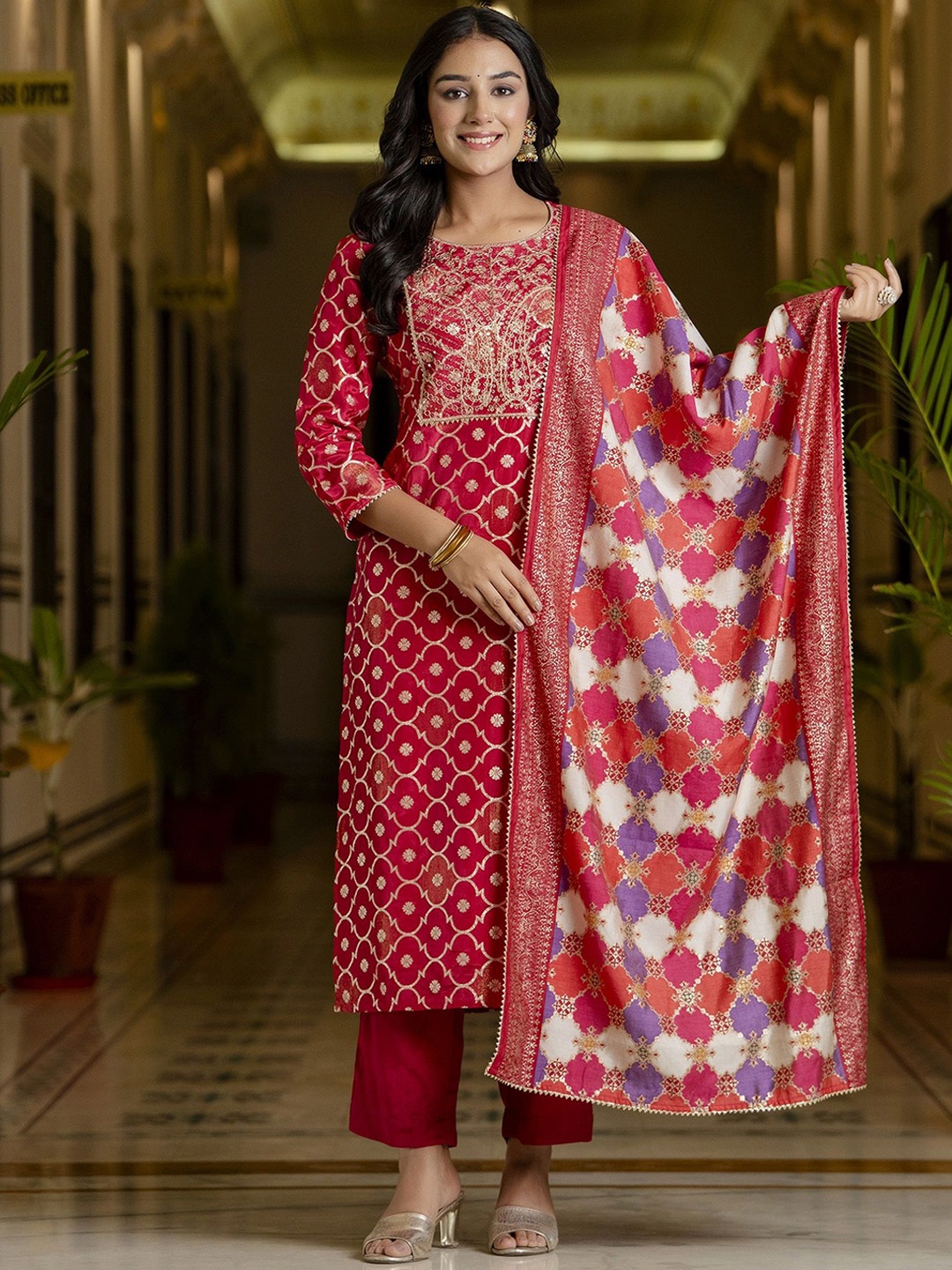 

VASVI Women Regular Kurta with Trousers & With Dupatta, Red