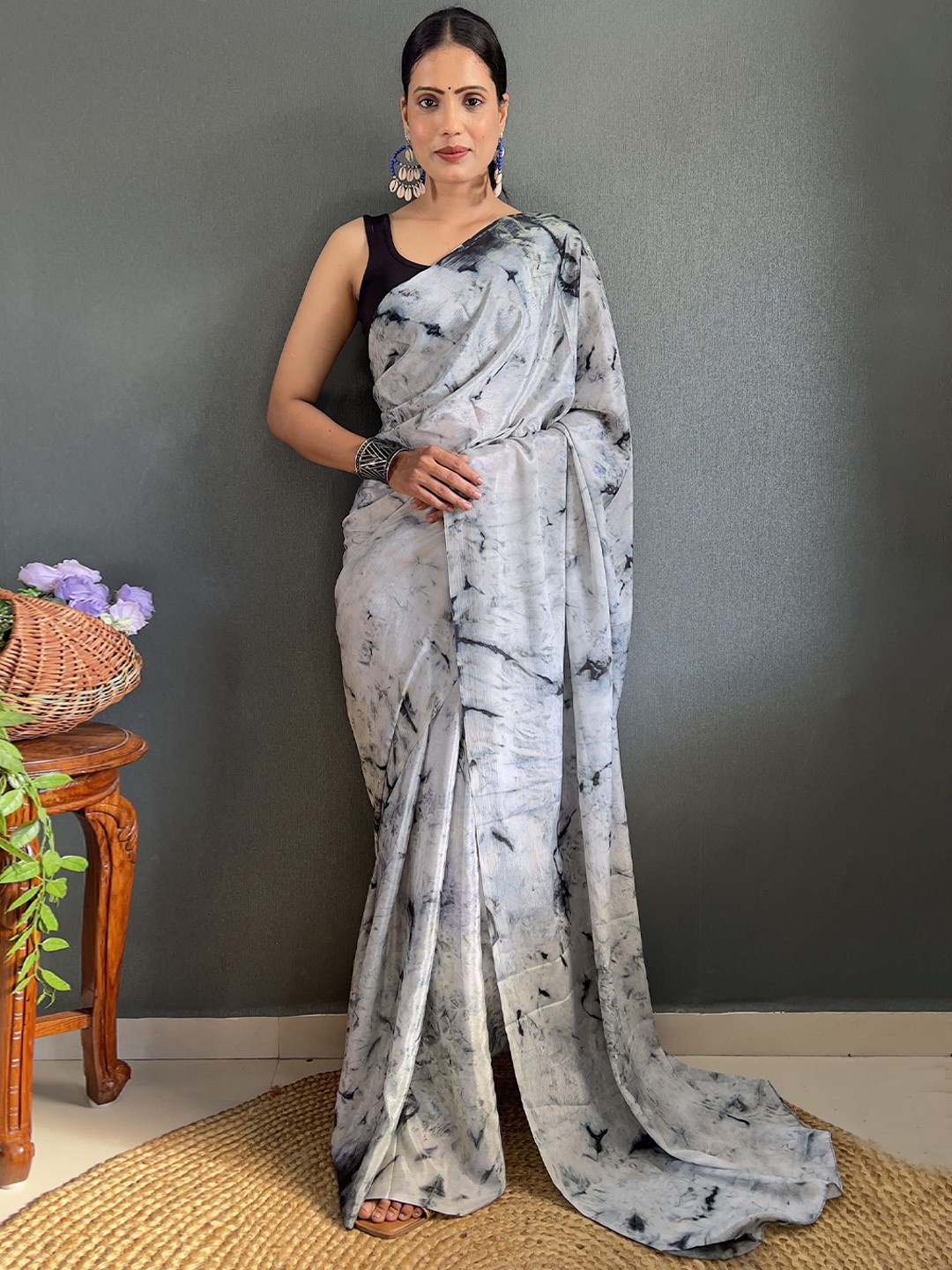 

KAYOMMI Abstract Pure Chiffon Ready to Wear Saree, Grey