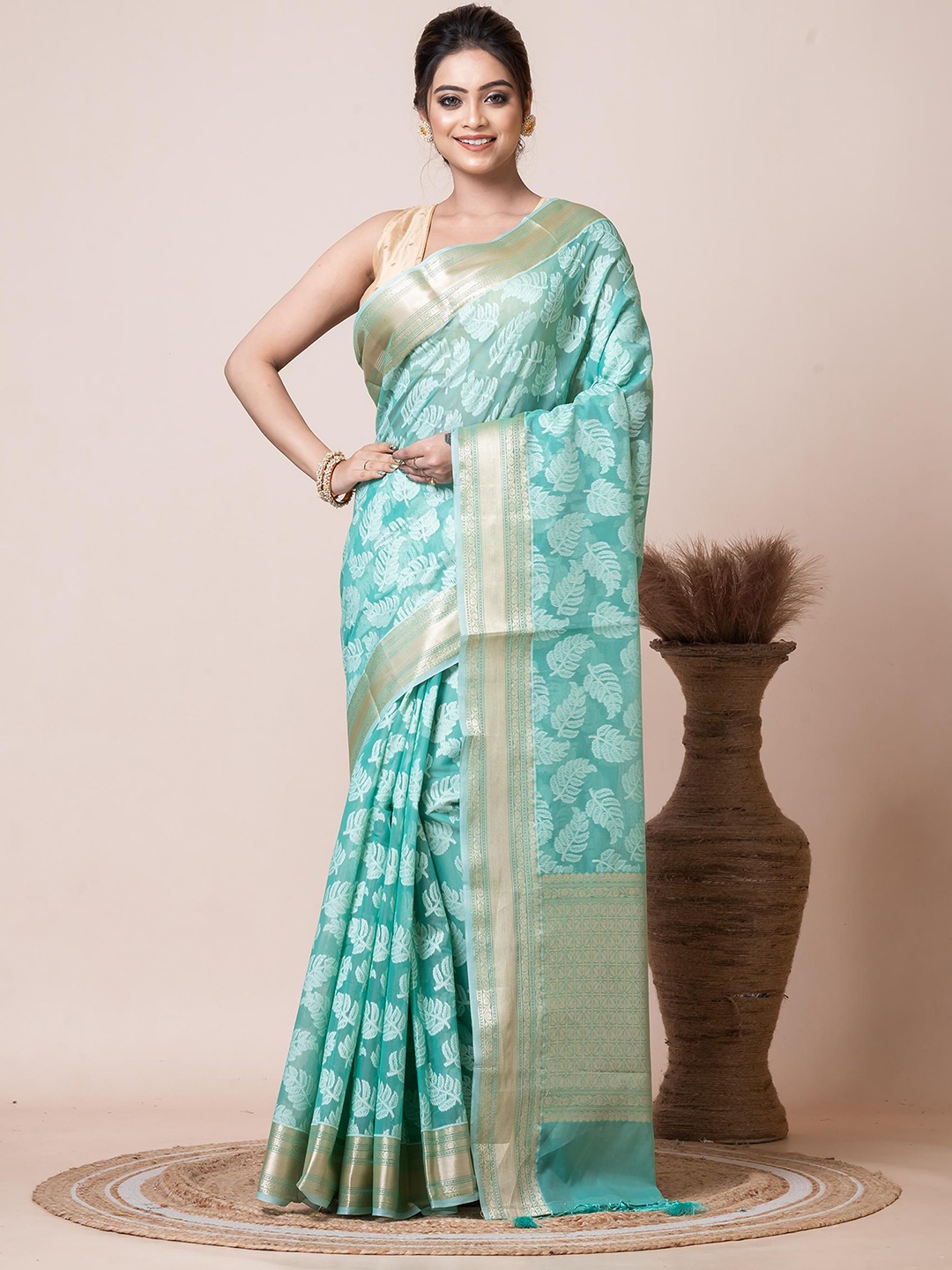 

VIBHAVARI Woven Design Chanderi Saree, Green