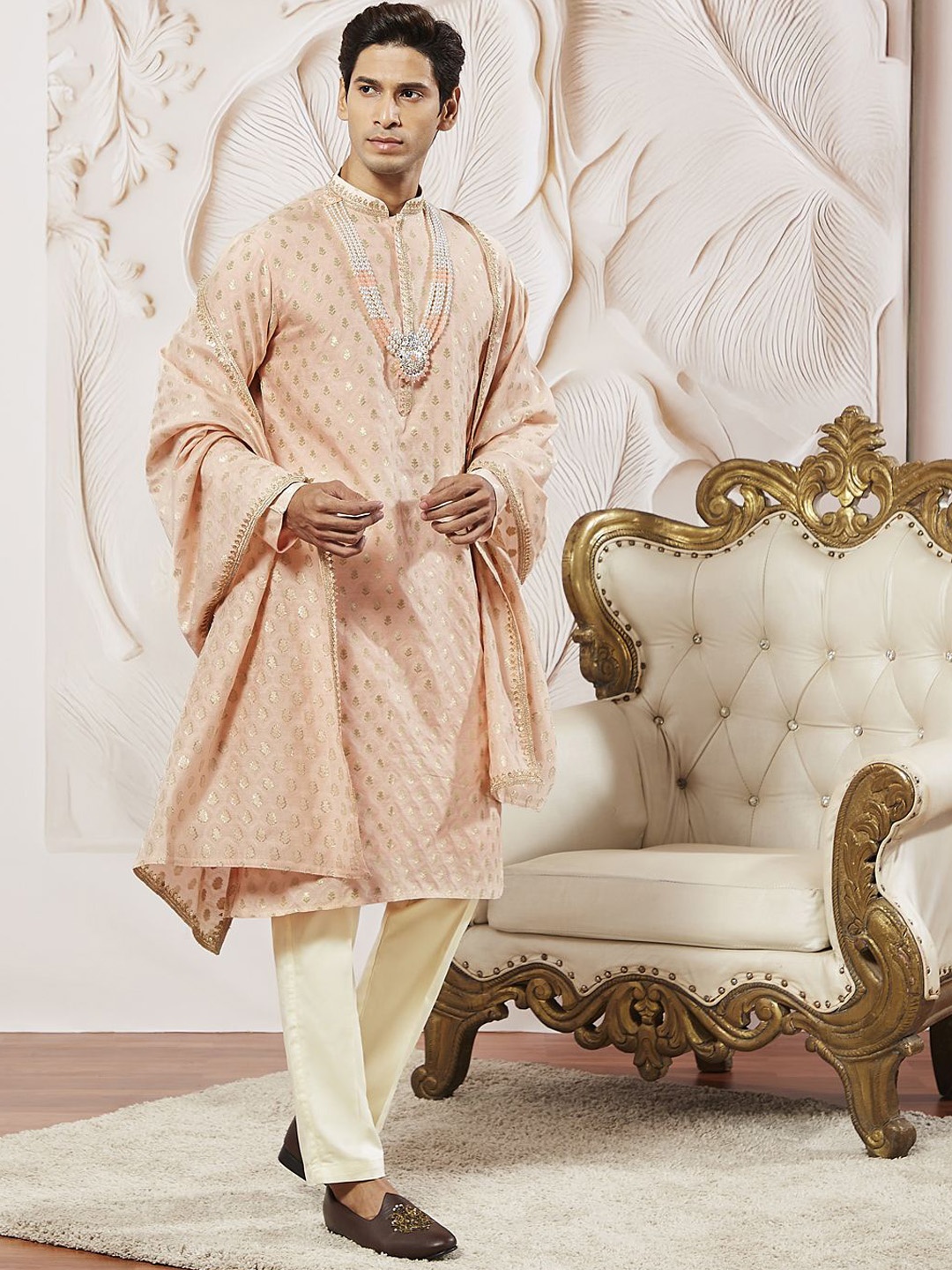 

VASTRAMAY Men Ethnic Motifs Regular Sequinned Kurta with Trousers & With Dupatta, Peach