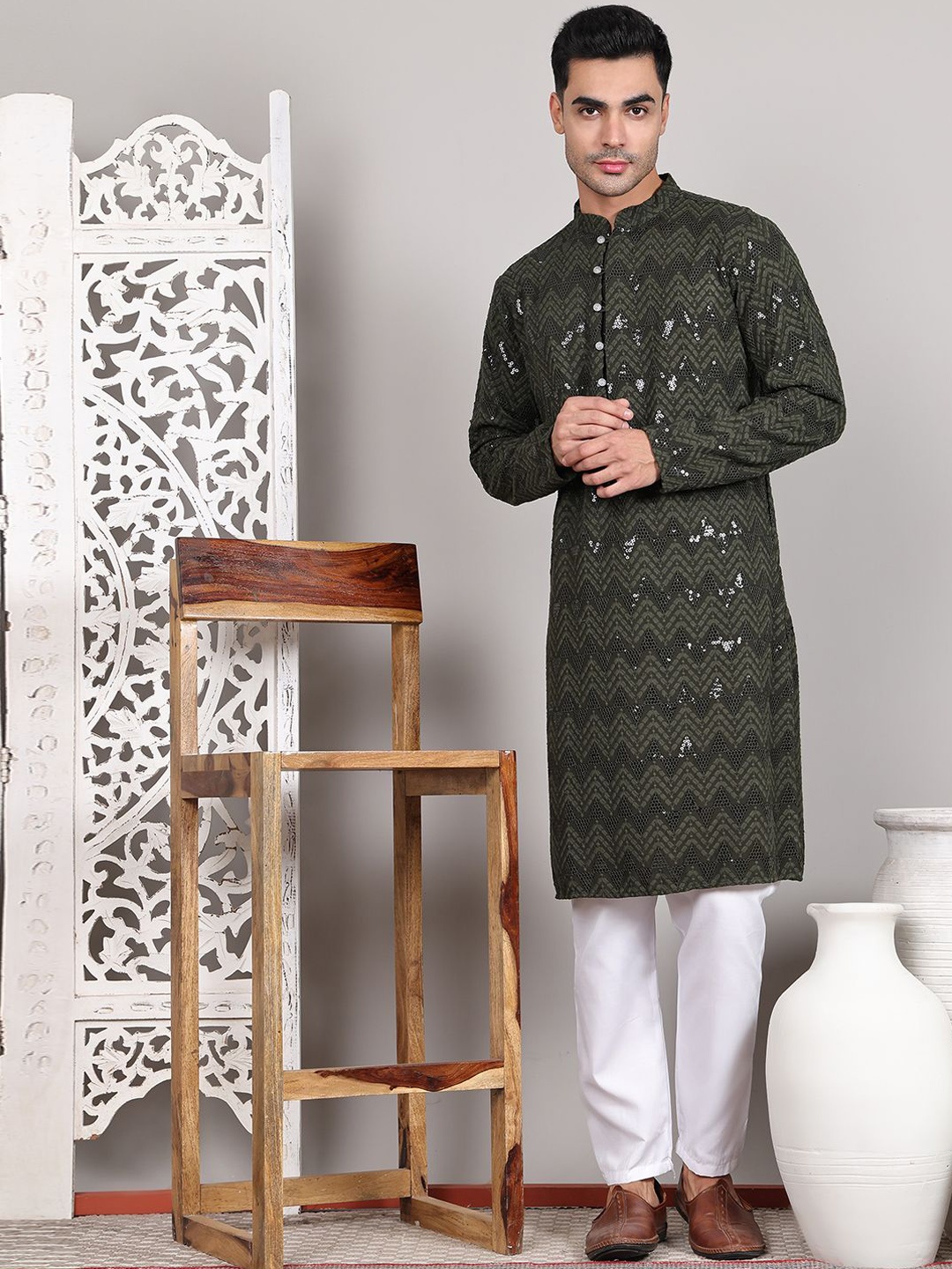 

Jompers Men Embroidered Regular Sequinned Kurta with Pyjamas, Olive