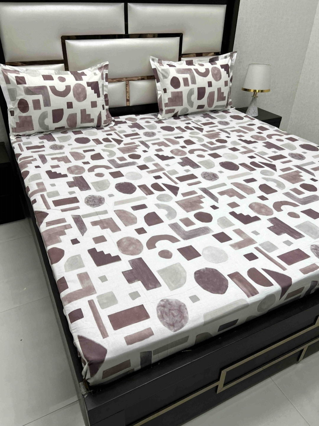 

Pure Decor Maroon & White Geometric 260 TC King Bedsheet with 2 Pillow Covers