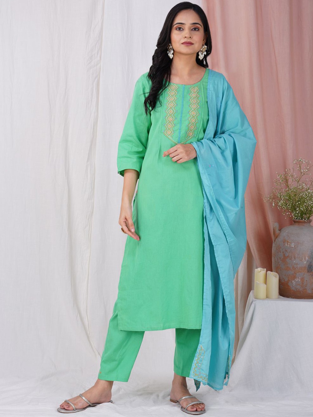 

zuri Geometric Embroidered Regular Pure Cotton Straight Kurta With Trouser With Dupatta, Green