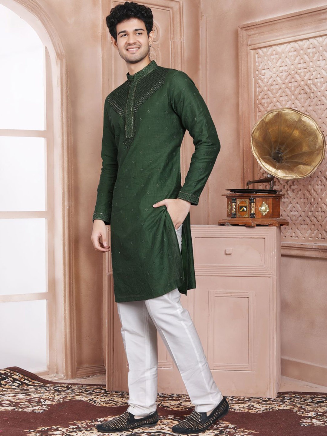 

EVASTRO Floral Embroidered Mandarin Collar Sequinned Pure Cotton Straight Kurta & Pyjama, Green