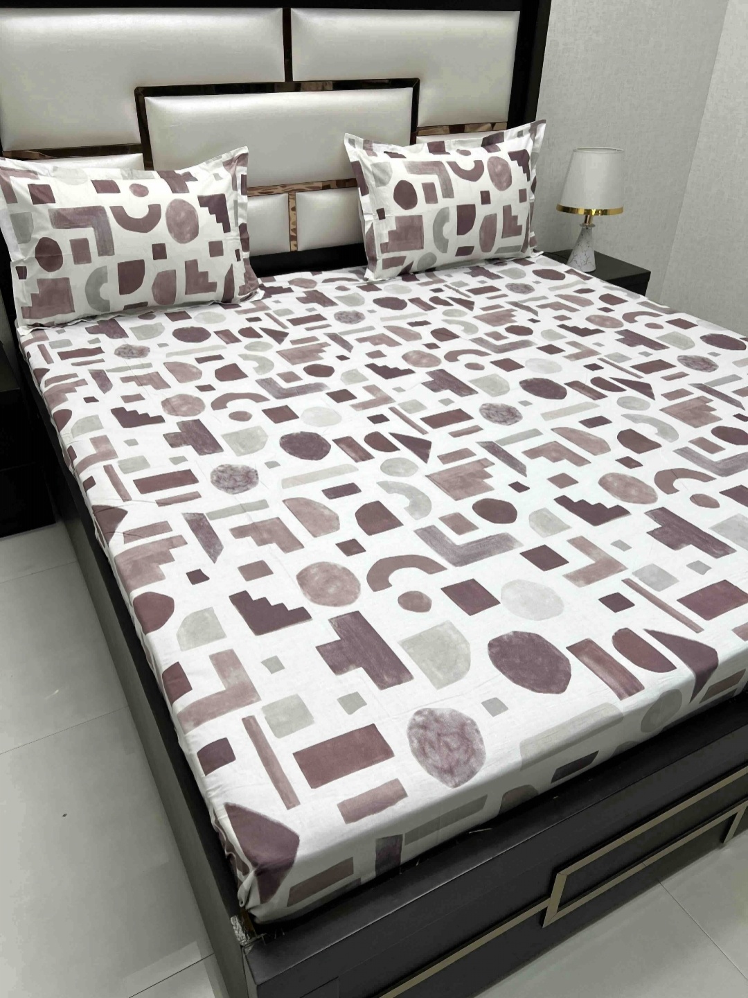 

Pure Decor Villa Maroon & White Geometric Cotton 350 TC King Bedsheet Set 2.72 m x 2.77 m