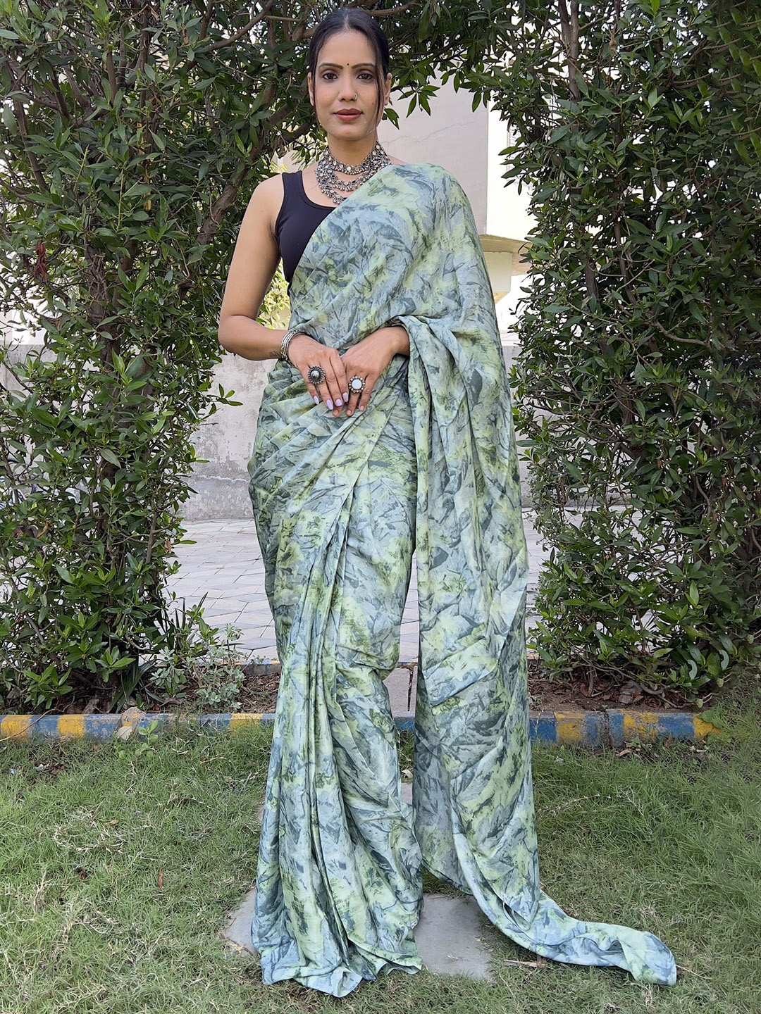 

KAYOMMI Printed Satin Ready to Wear Saree, Grey