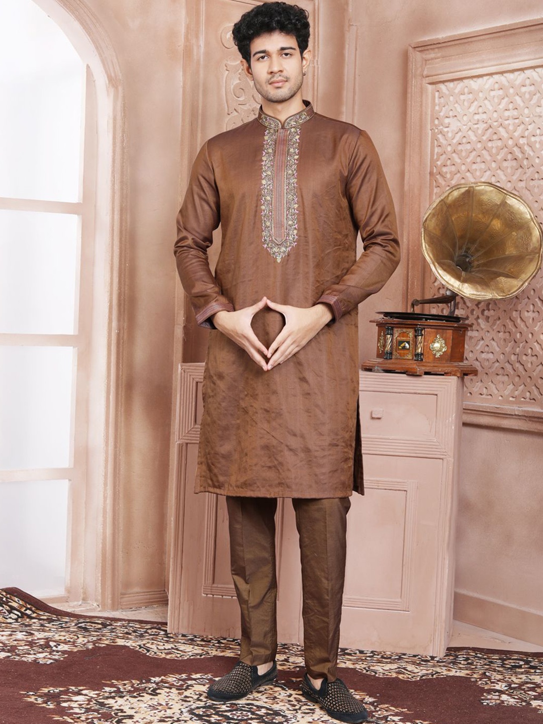 

EVASTRO Floral Embroidered Mandarin Collar Pure Cotton Straight Kurta With Pyjama, Brown