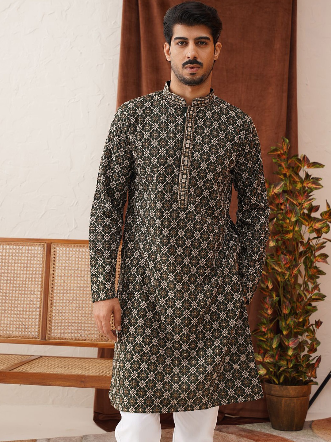 

Jompers Men Geometric Embroidered Sequinned Kurta, Olive