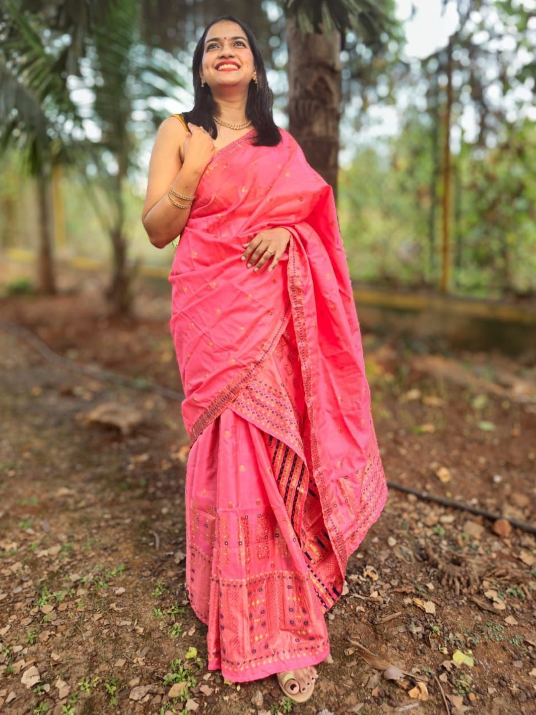 

Apaapi Threads of glory Woven Design Zari Saree, Pink