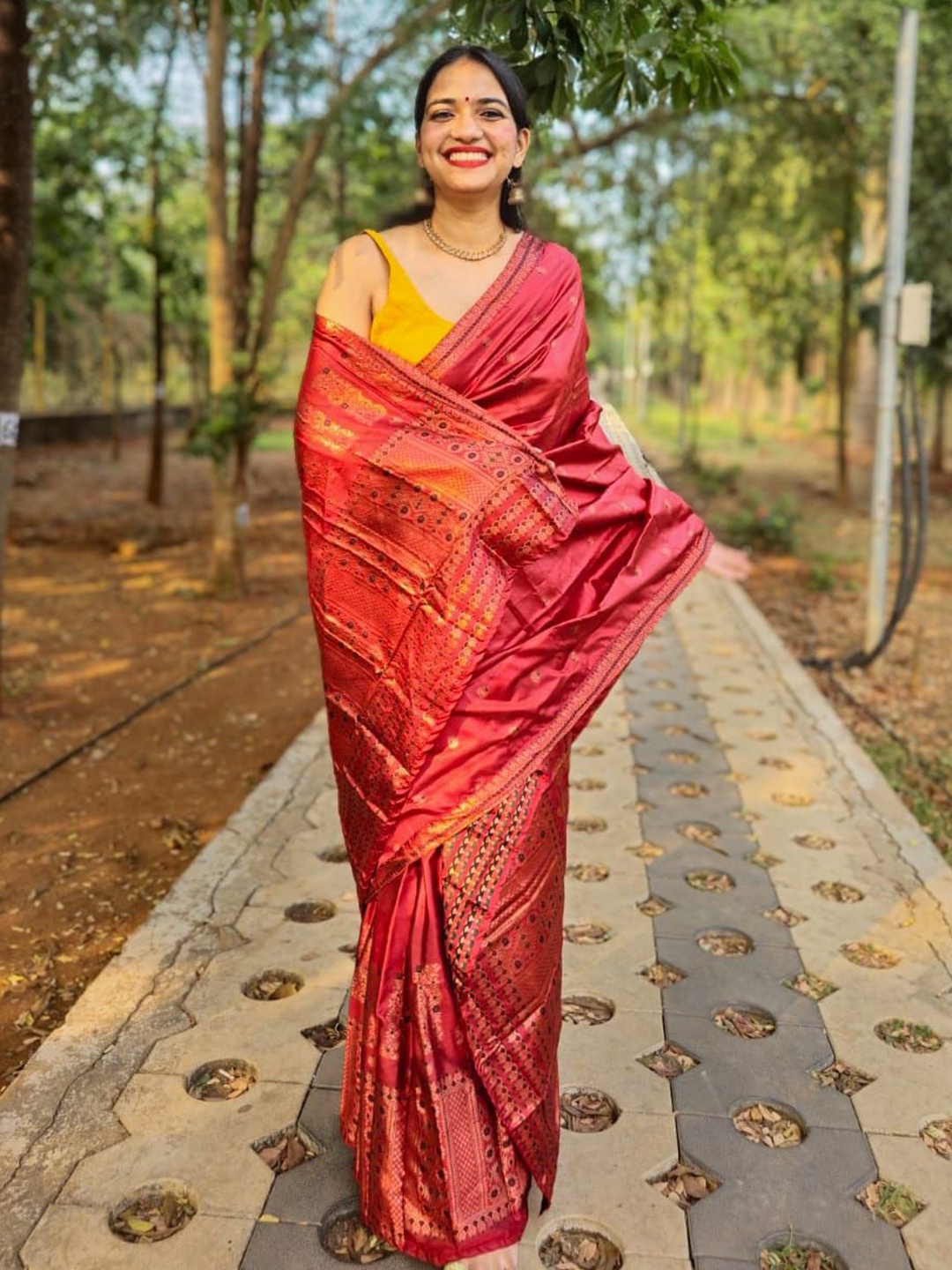

Apaapi Threads of glory Woven Design Zari Saree, Red