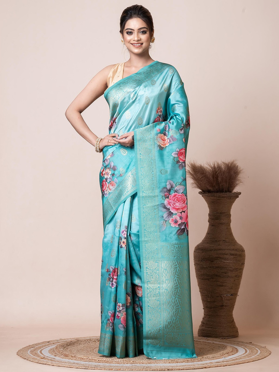 

VIBHAVARI Floral Printed Woven Design Zari Saree, Green