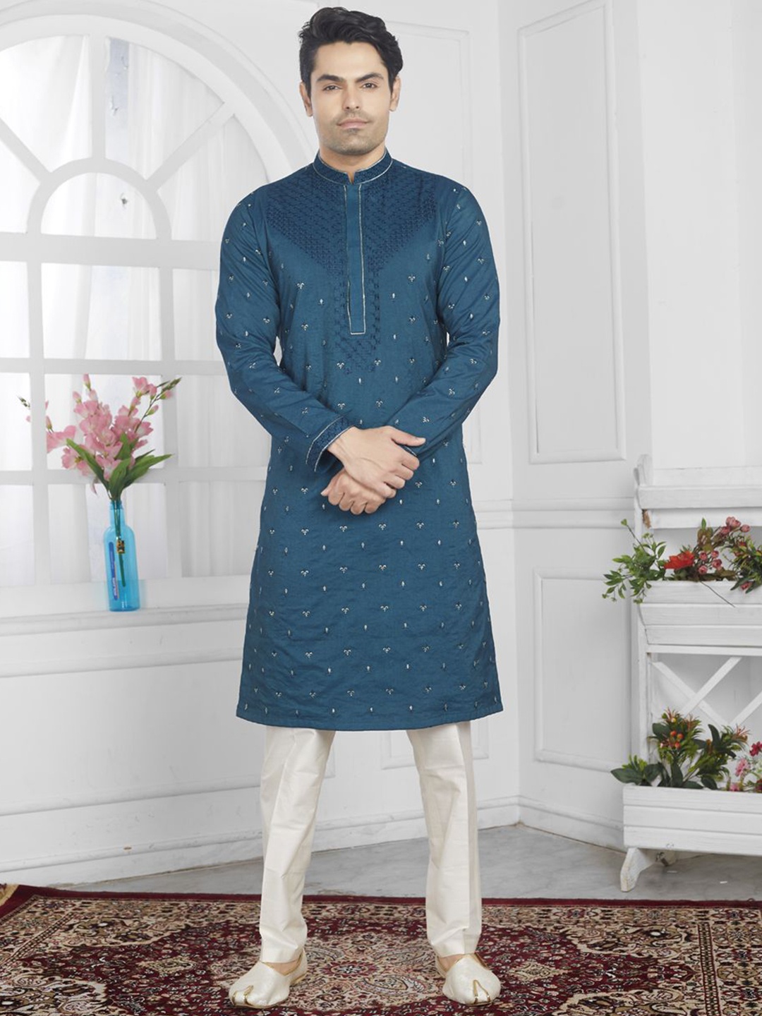 

EVASTRO Ethnic Motifs Embroidered Regular Pure Cotton Straight Kurta with Pyjamas, Green