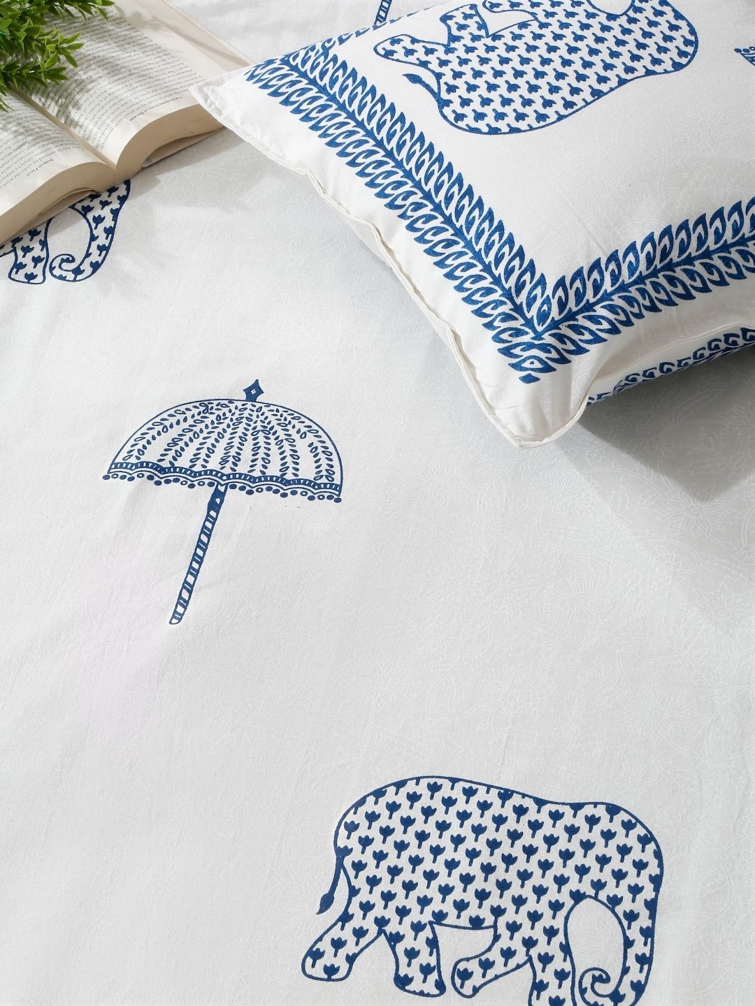 

eyda White & Blue Ethnic Motifs 180 TC King Bedsheet with 2 Pillow Covers