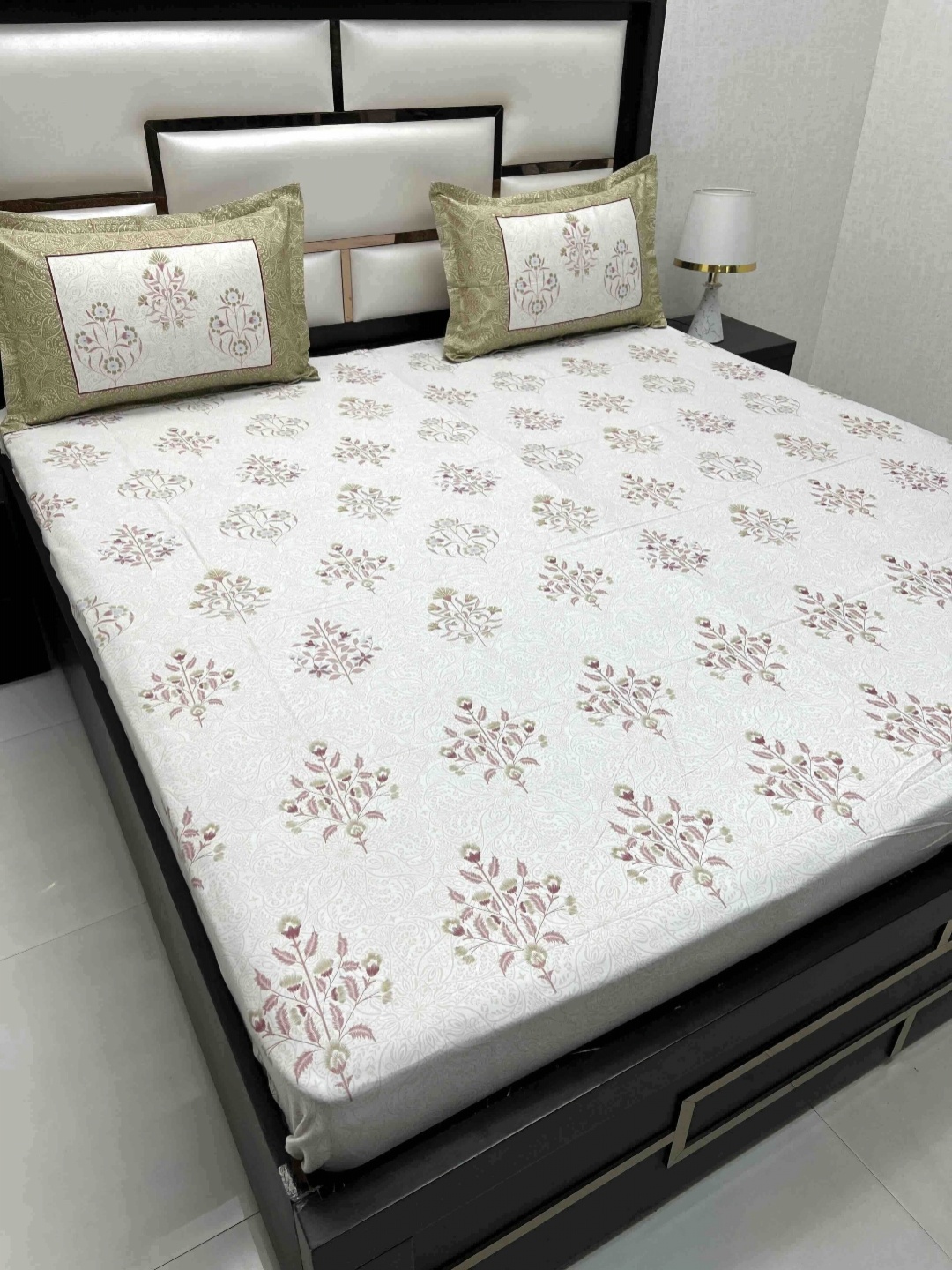 

Pure Decor Royal Majestic Green Floral 380 TC Pure Cotton King Bedsheet Set- 2.7 M x 2.7 M