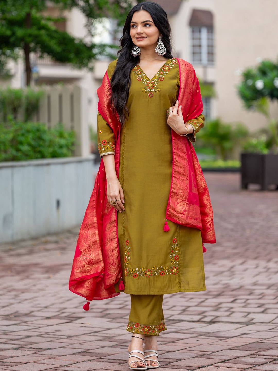 

MITTOO Women Ethnic Motifs Embroidered Regular Thread Work Kurti with Trousers & With Dupatta, Mustard