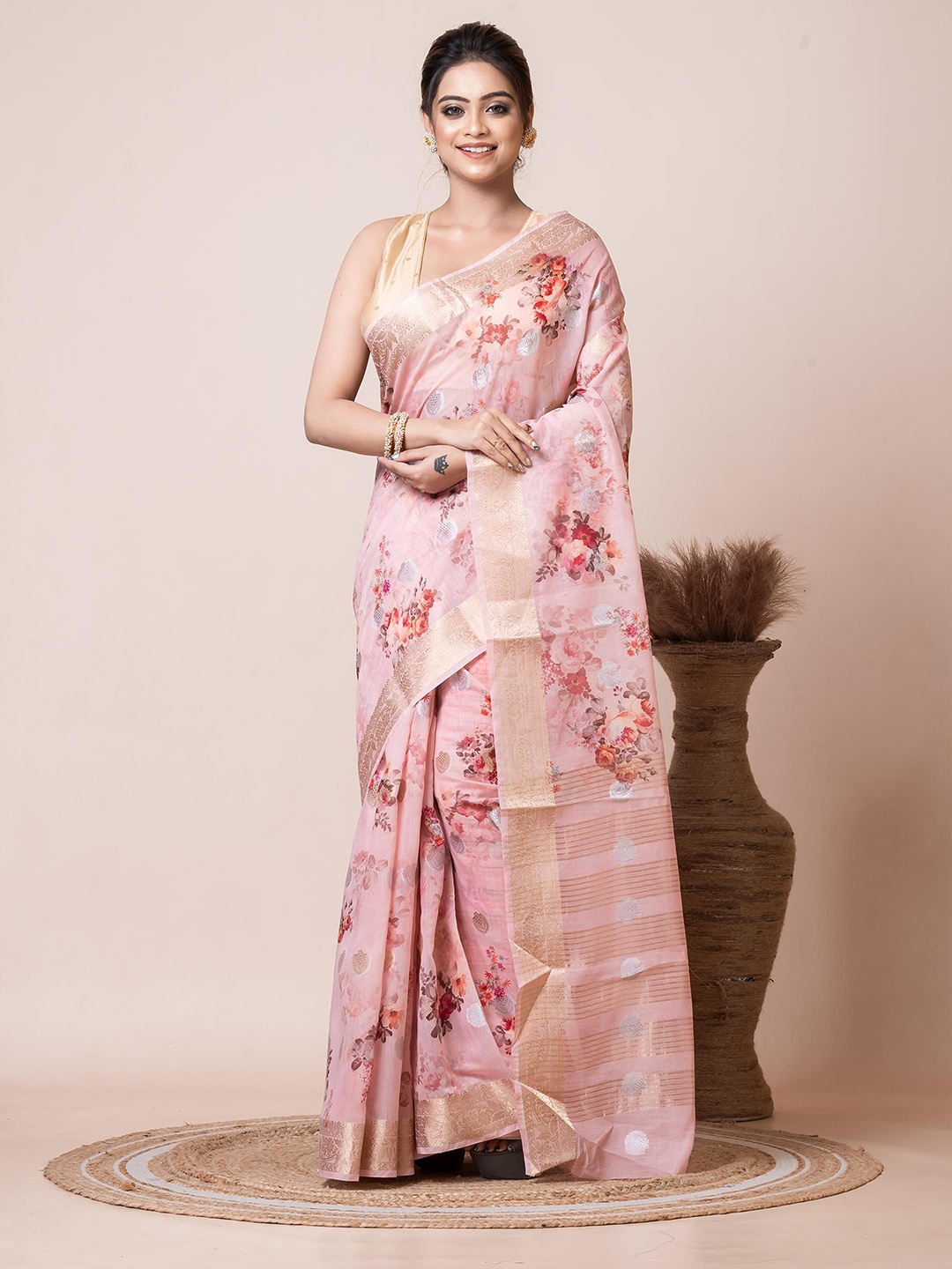 

VIBHAVARI Floral Printed Zari Saree, Peach