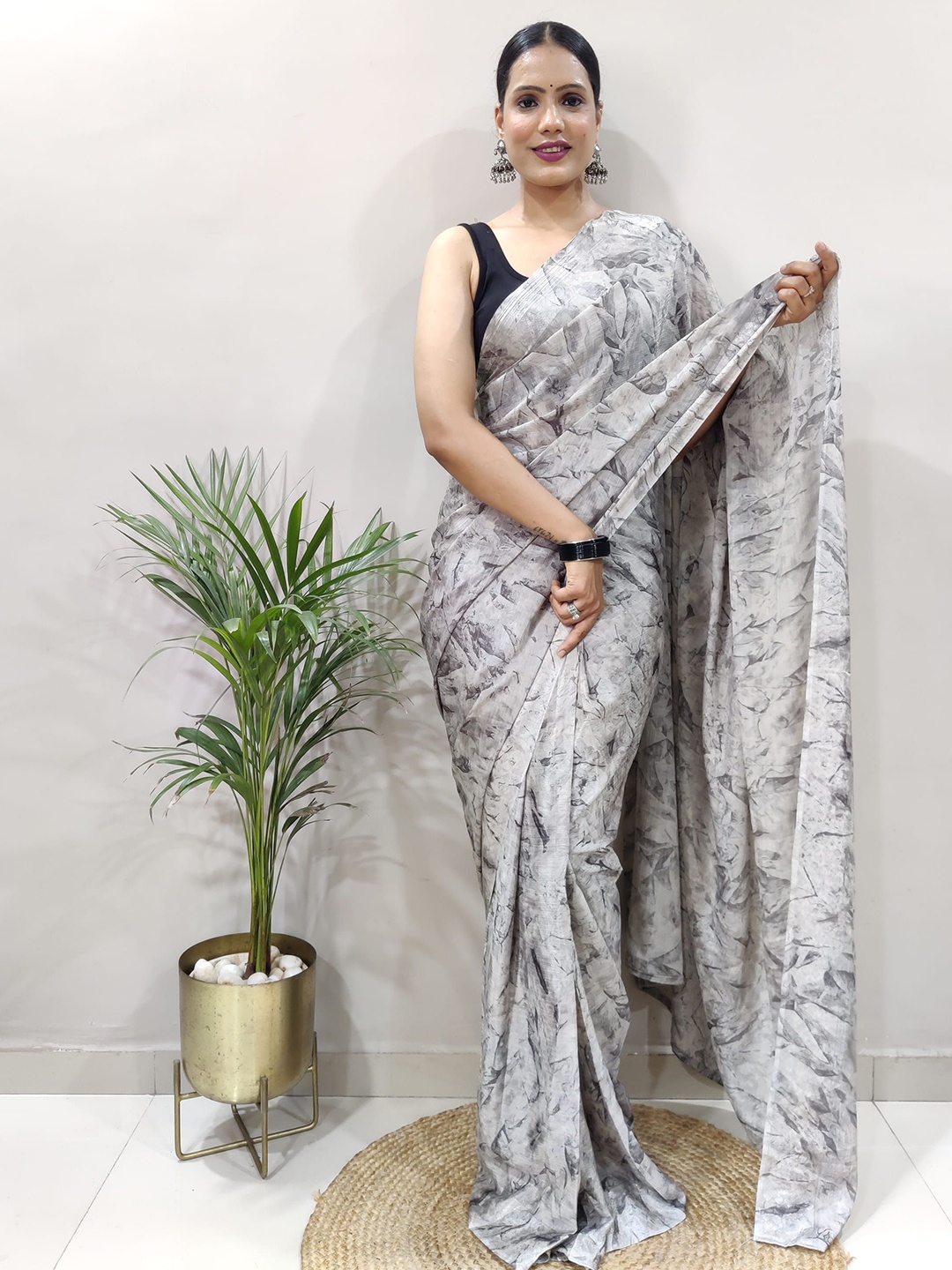 

KAYOMMI Tie and Dye Pure Georgette Ready to Wear Saree, Grey