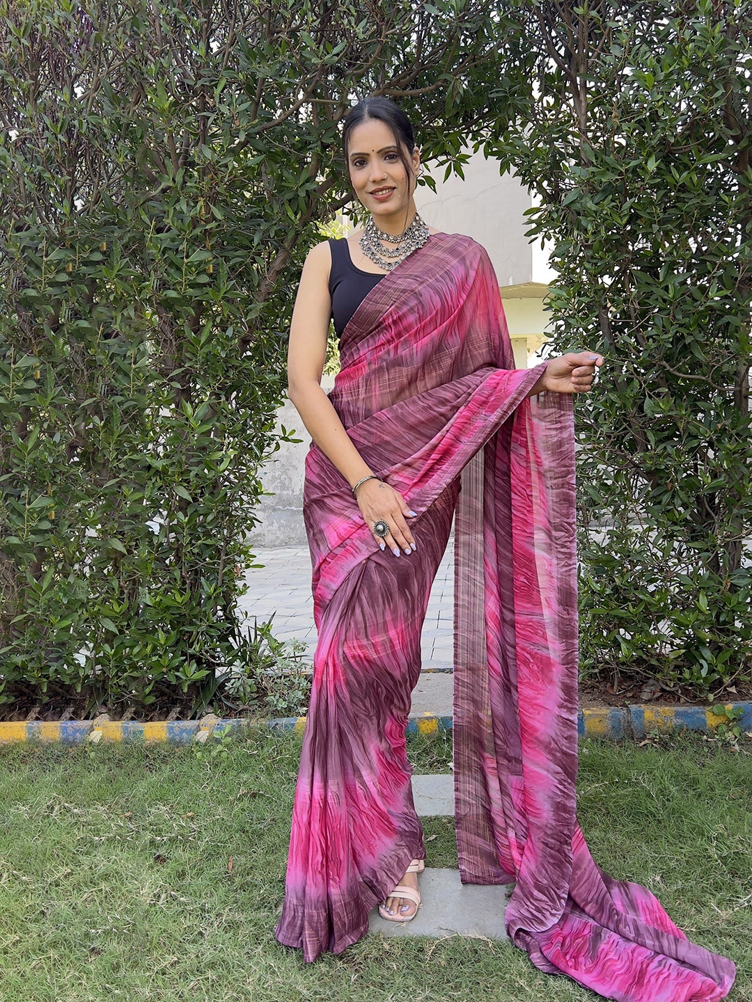 

KAYOMMI Abstract Printed Pure Chiffon Ready to Wear Saree, Pink