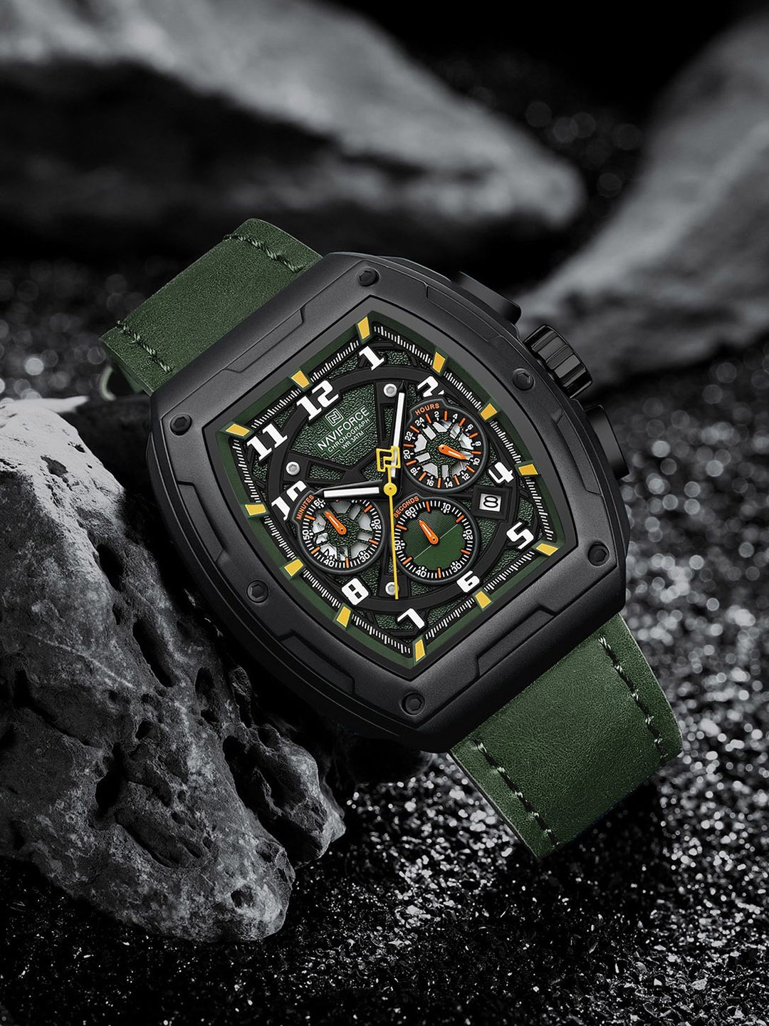 

Naviforce Men Dial & Leather Straps Analogue Chronograph Watch NF8053_B GN GN, Black