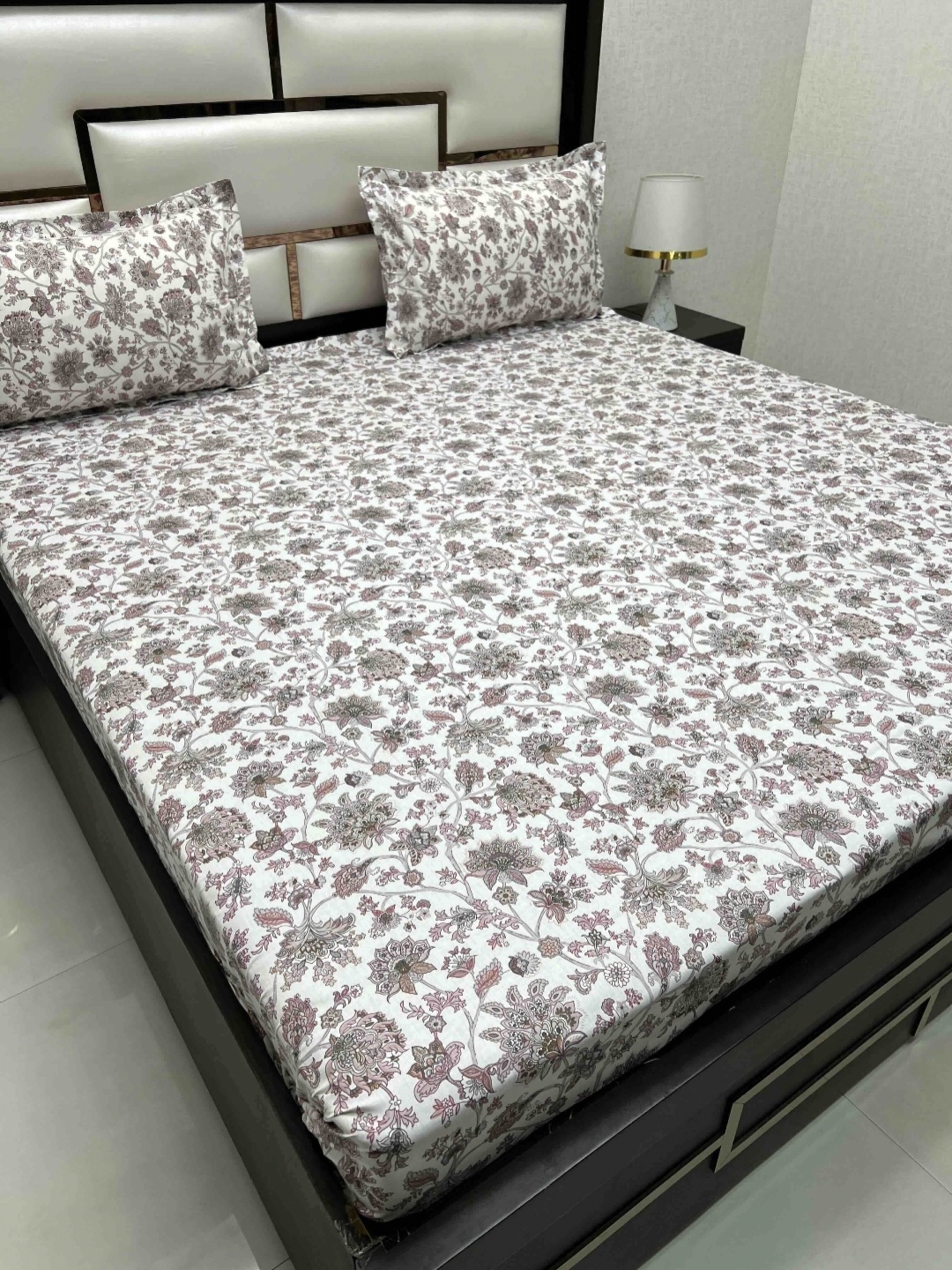 

Pure Decor Villa Maroon Printed 400 TC Pure Cotton King Bedsheet Set 2.75 m x 2.73 m