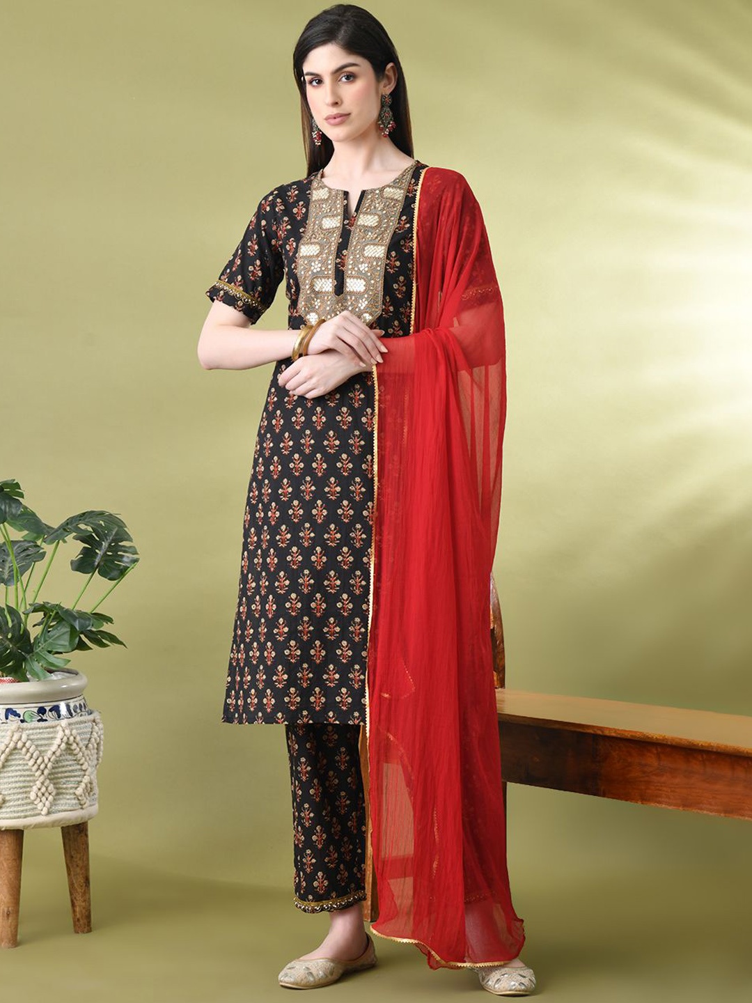 

Sangria Floral Printed Straight Kurta & Trouser With Dupatta, Black