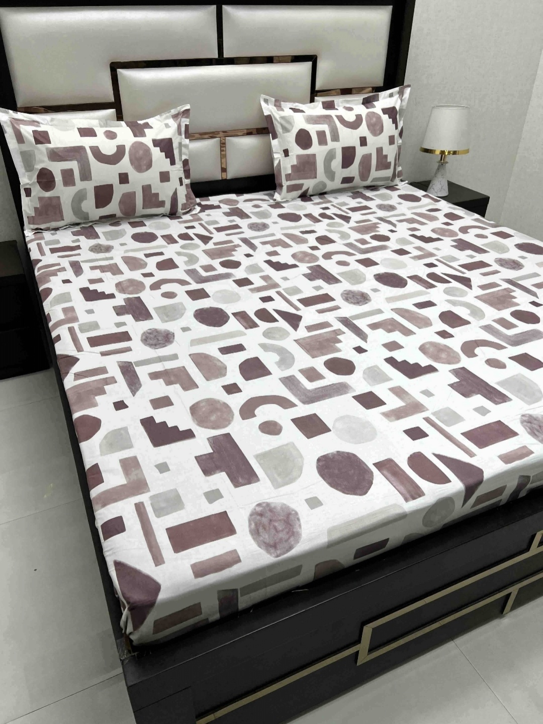 

Pure Decor Maroon & White Geometric King Bedsheet with 2 Pillow Covers