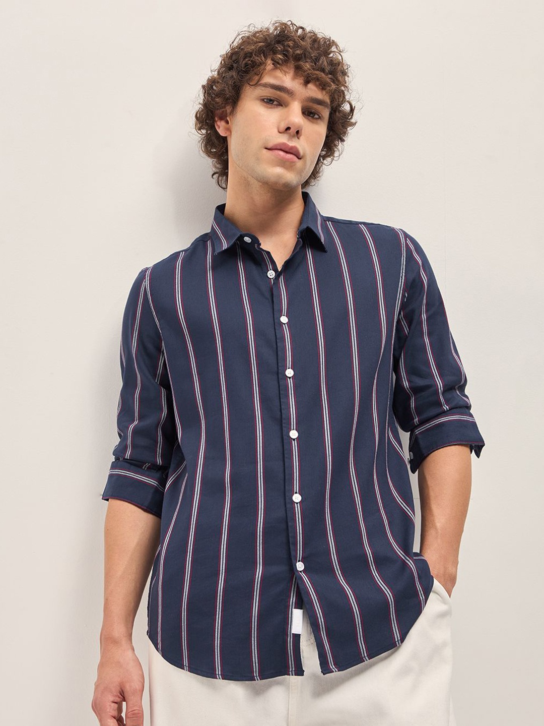

THE BEAR HOUSE Men Spread Collar Vertical Striped Cotton Slim Fit Casual Shirt, Navy blue